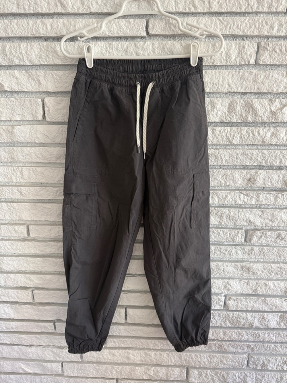VUORI Women’s dark grey Cargo Jogger Pants with Drawstring Waist XS